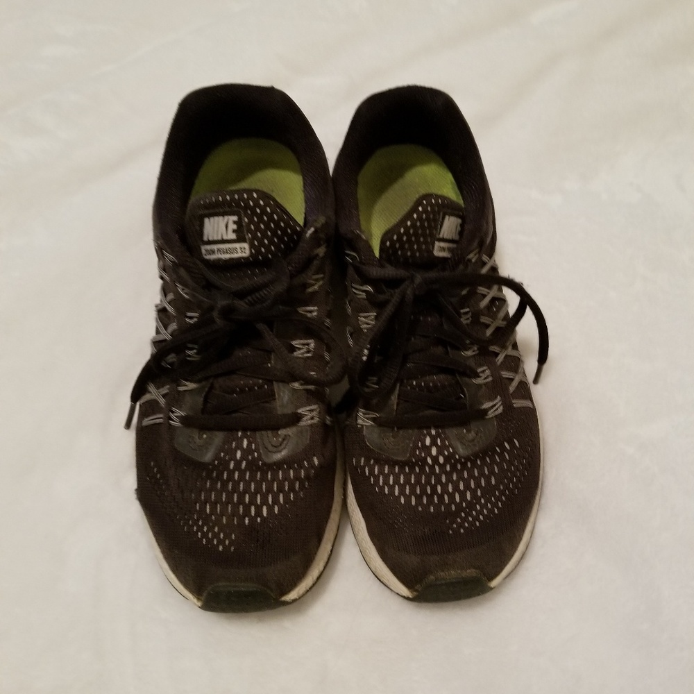 Black and White Nike Tennis Shoes